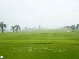 大雨の中の撮影。ストレート&ワイド。