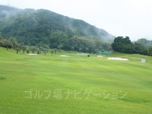 グリーン手前の花道まで下り傾斜が続きます