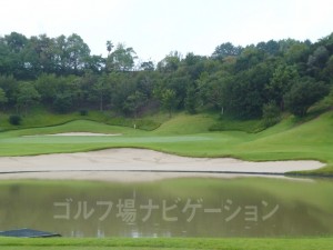 池もビーチバンカーもグリーンも大きいです