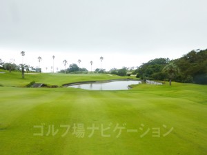 セカンドの池越えはグリーンが砲台なのでショートは危ない