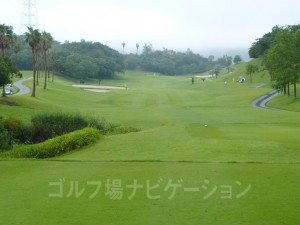 グリーンまで上り傾斜が続きます