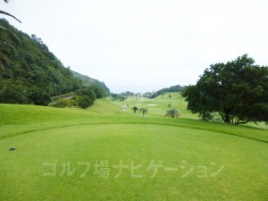 Kochi黒潮カントリークラブ 太平洋コース9番ホールのバックティから見た8番ホール。晴れていると太平洋がとっても綺麗だそうです。