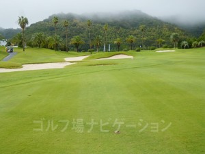 グリーン左サイドのガードバンカーは高さがあり難しいので避けたい