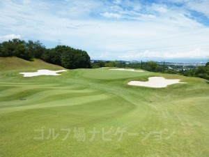 グリーン左右と奥にガードバンカーあり