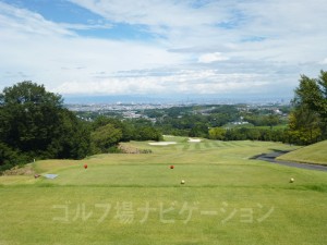 大阪平野を見渡せます。大阪市内のビル群、あべのハルカスも見えますよ。