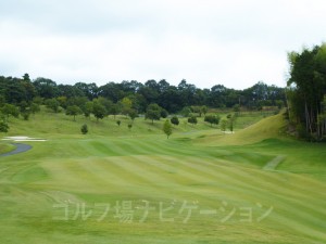 ウネウネした感じのホールです