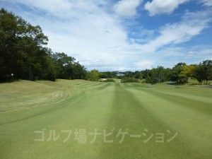 フェアウェイの左右はかなり狭いです。