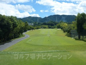 左右が狭いです。左はカート道を越えるとOB。