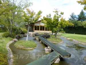 4番ホール終了後、歩いて茶店へ。小川を渡す橋が風情があって良いですね。