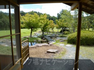 茶店入口から小川方向の写真。美しい庭園みたいですね。