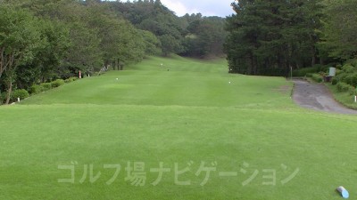 土佐カントリークラブ 室戸コース1番ホール、バックティからの眺め。右ドッグですが、木が高いのでショートカットは厳しい。