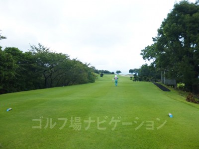 土佐カントリークラブ 室戸コース8番ホール、バックティからの眺め。距離がある上に、打ち上げは厳しい。