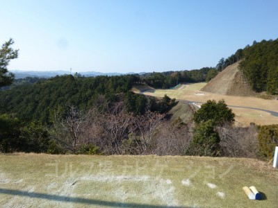 10番ホールは駐車場から豪快な谷越えです。狭いです。