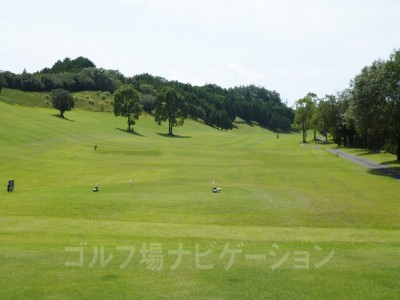 打ち上げでグリーンまで上りが続きます。傾斜はそれ程急ではありません。