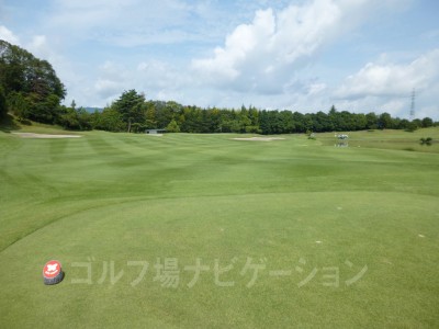 レディスティからの眺め。池の前からです。ただのフラットなショートホールになります。