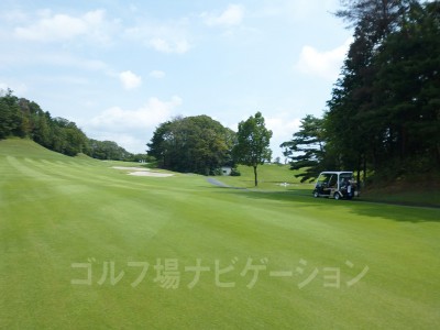 右サイドはカート道を越えると池あり。