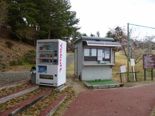 スタートホールに無人の小屋あり